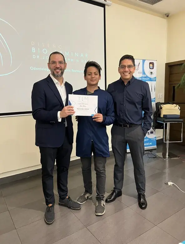 Dr. Julio Molina recibiendo certificado de un curso de odontología restauradora