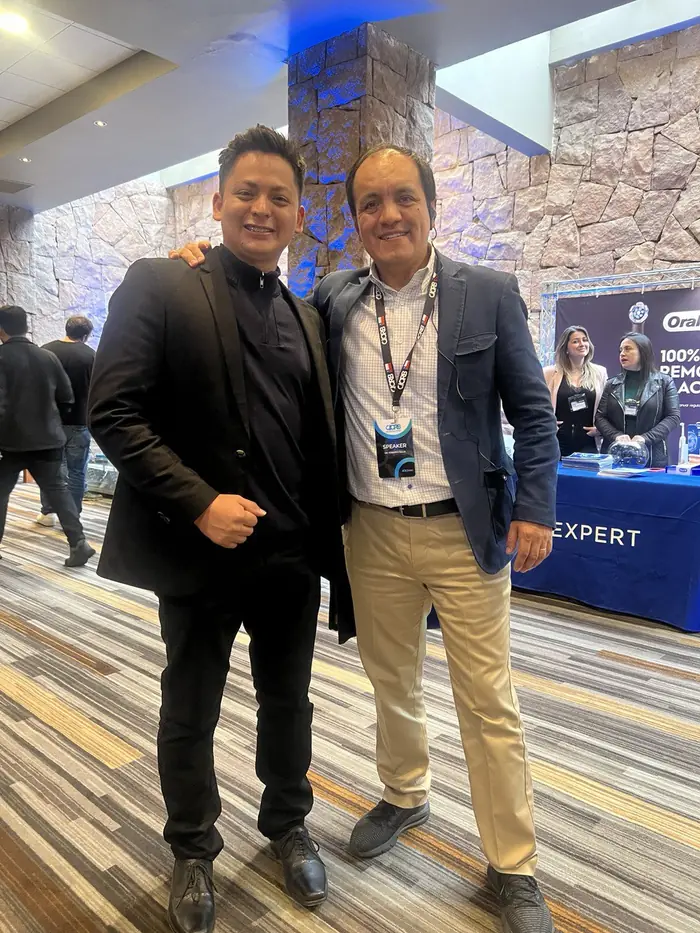 Dr. Julio Molina en un congreso de odontología
